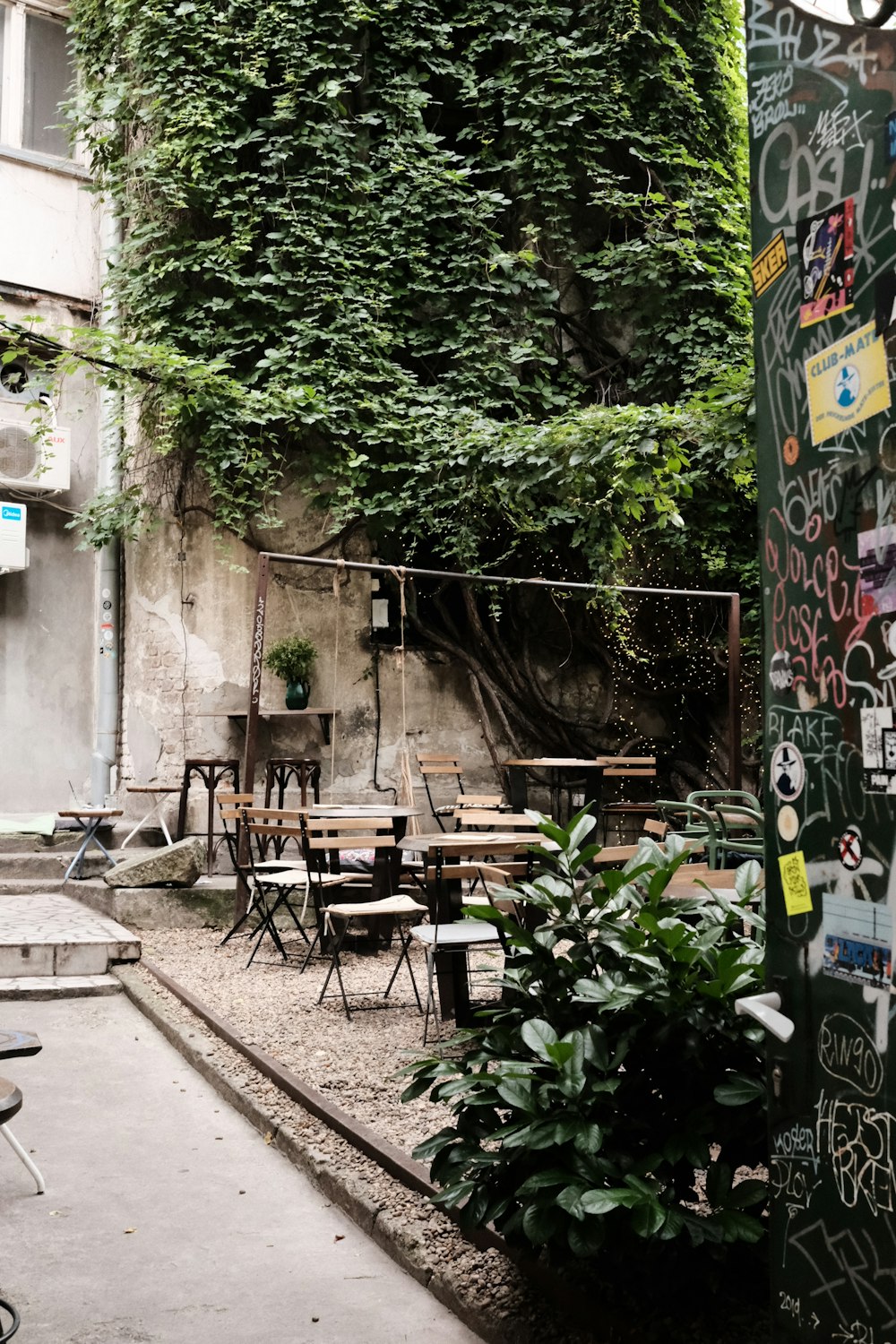 Un montón de mesas y sillas en un patio