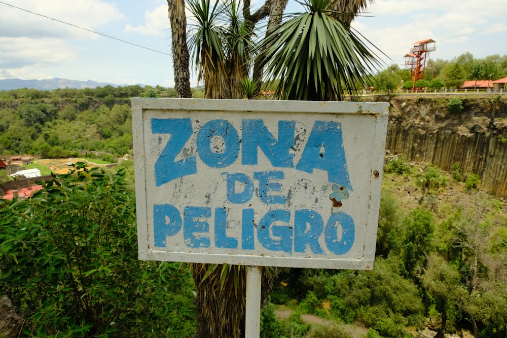 a sign that says zone de peligro on it