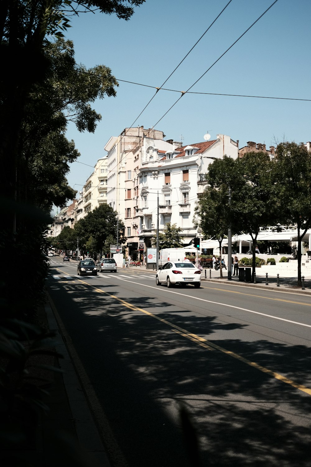 Una calle de la ciudad llena de mucho tráfico junto a edificios altos