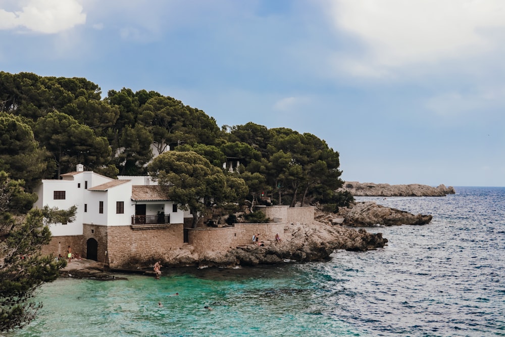 uma casa em uma pequena ilha no meio do oceano