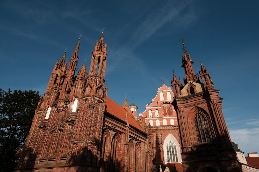 una gran catedral con una torre del reloj en la parte superior