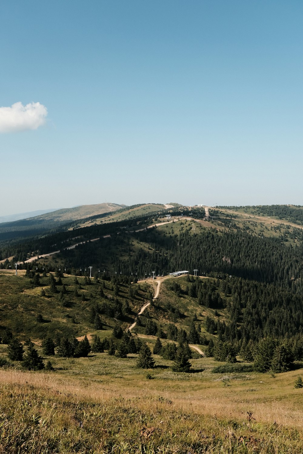 una vista di una montagna con una strada che la attraversa