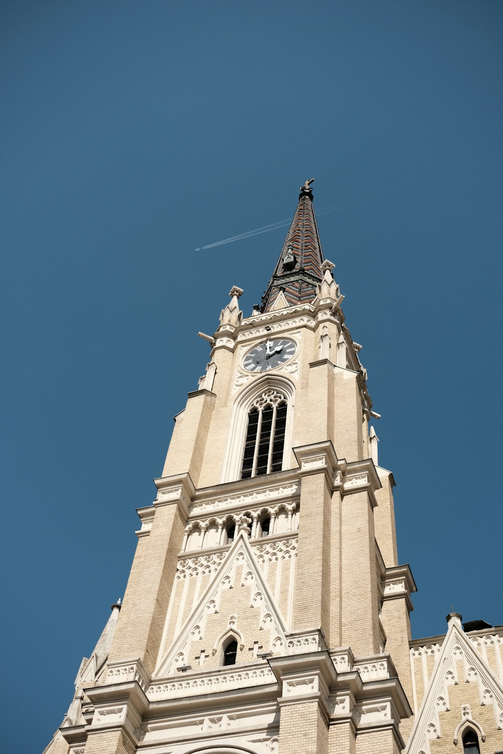 Una alta torre del reloj con un fondo de cielo
