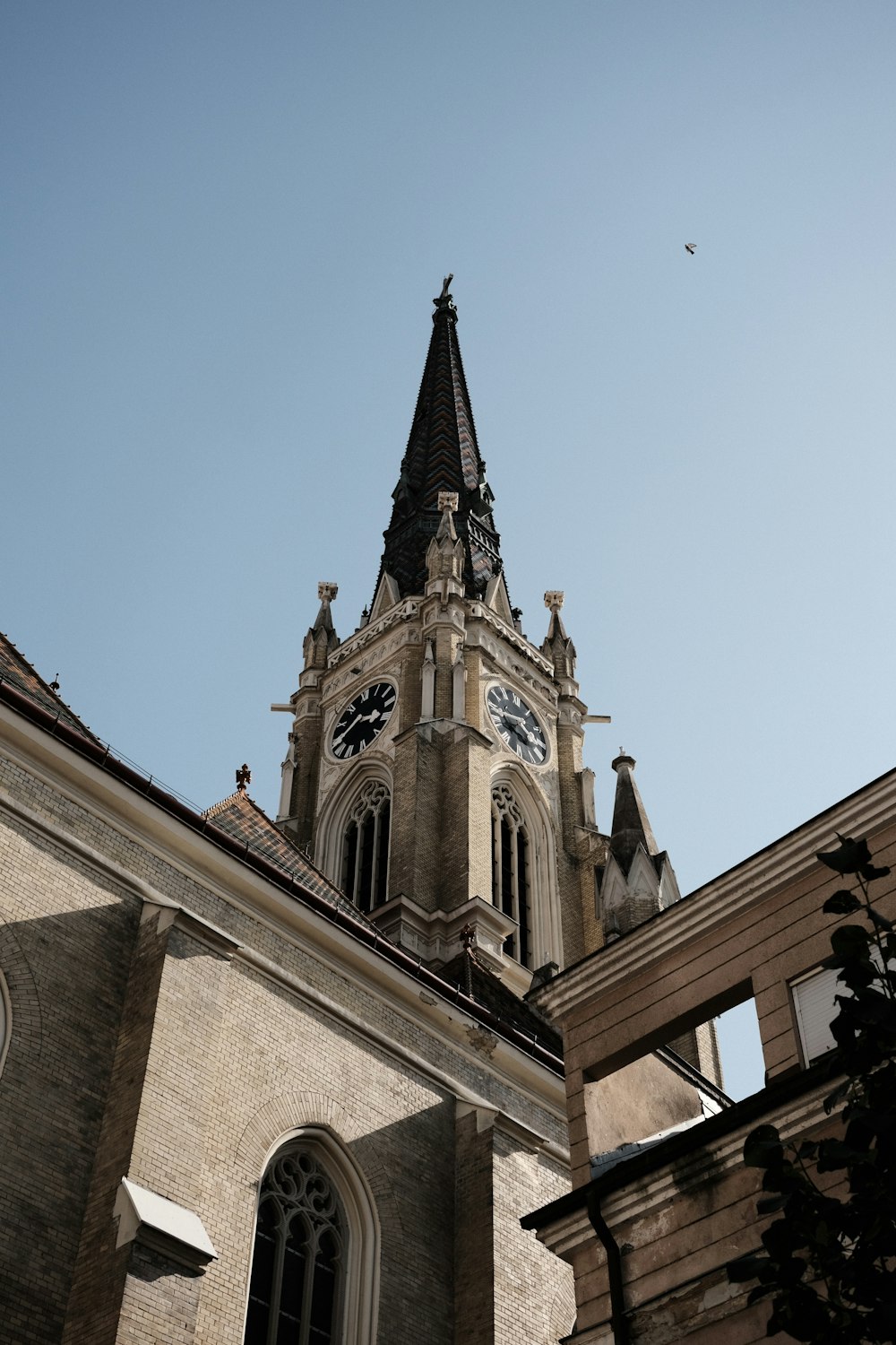 una torre del reloj en la parte superior de un edificio