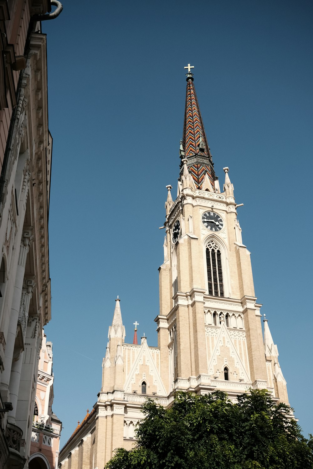 un clocher d’église avec une horloge dessus