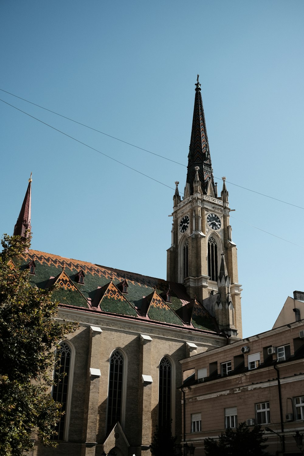 un campanario de iglesia con un reloj