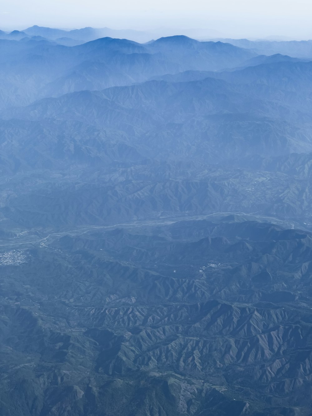 Una vista di una catena montuosa da un aereo