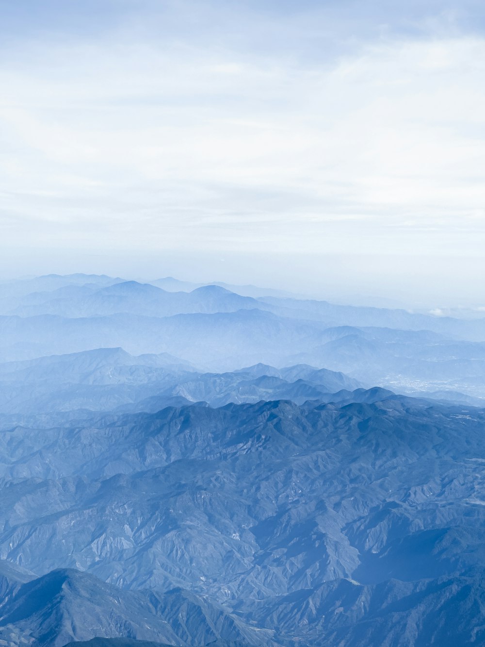 Una vista di una catena montuosa da un aereo