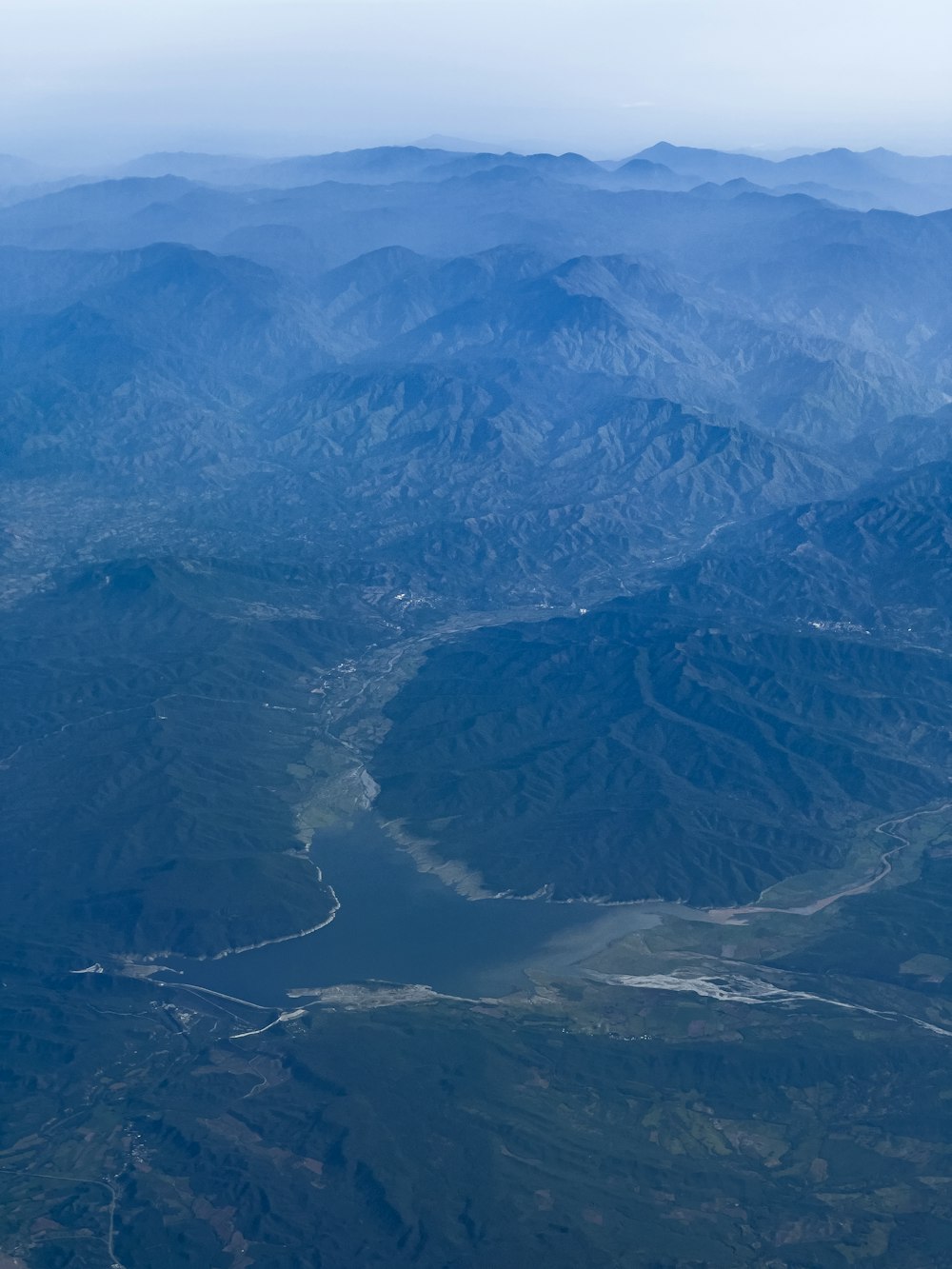비행기에서 바라본 산의 풍경