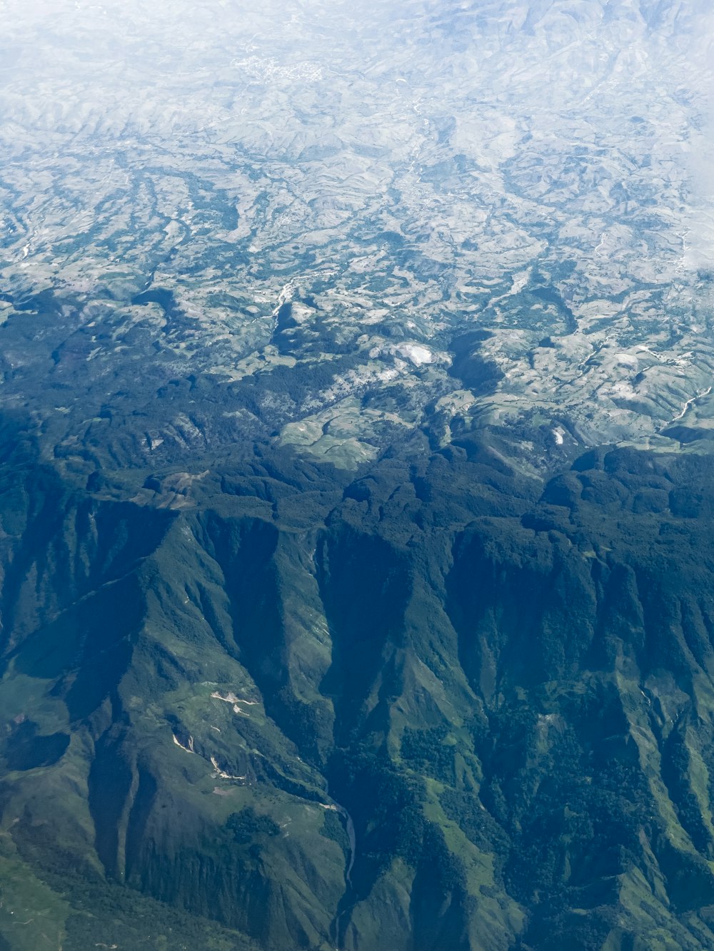 Una vista di una catena montuosa da un aereo