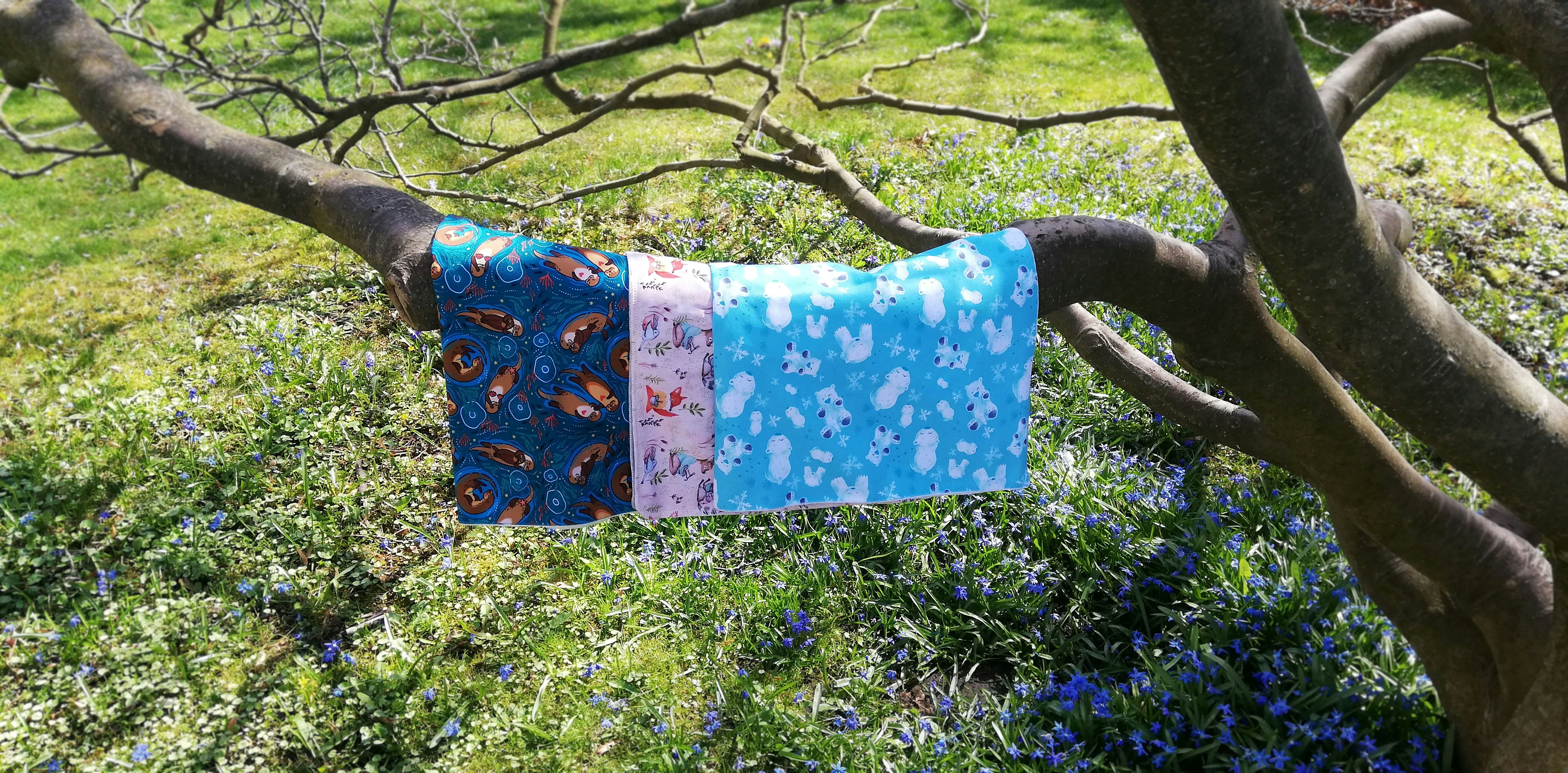 ein Stück Stoff, das an einem Ast hängt