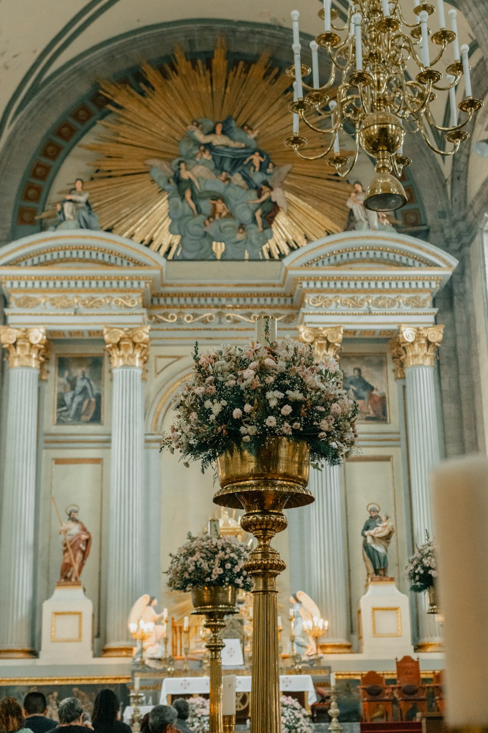 una chiesa con un lampadario decorato con fiori