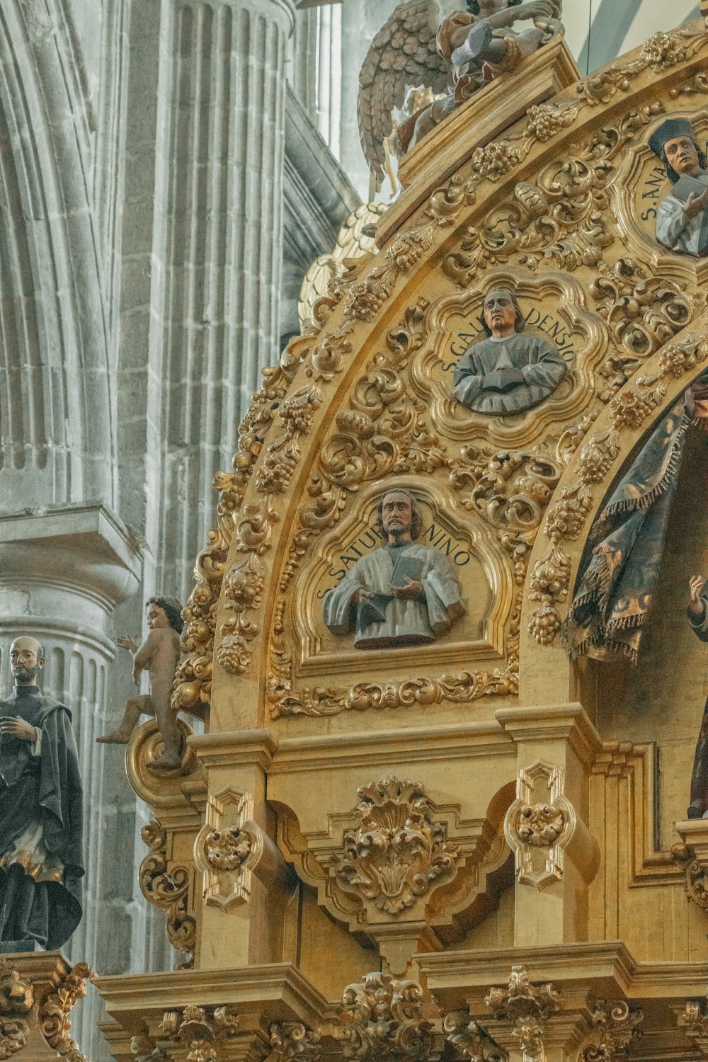 una cattedrale con statue di santi e altre figure religiose