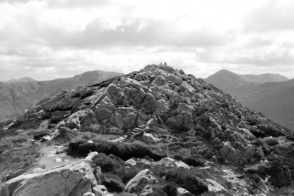 Una foto en blanco y negro de una montaña rocosa