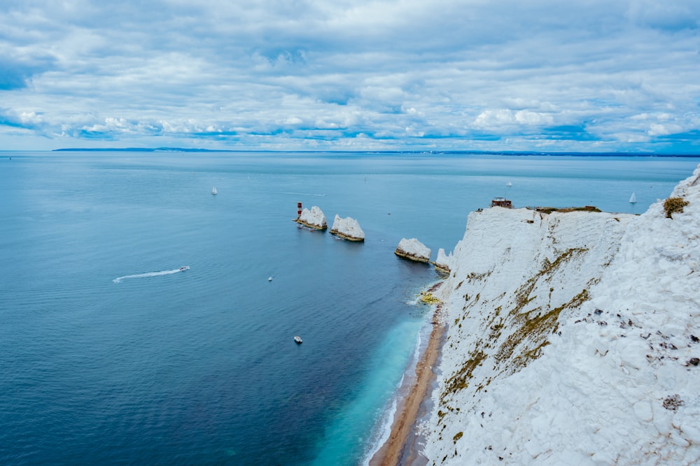 un plan d’eau entouré de falaises blanches