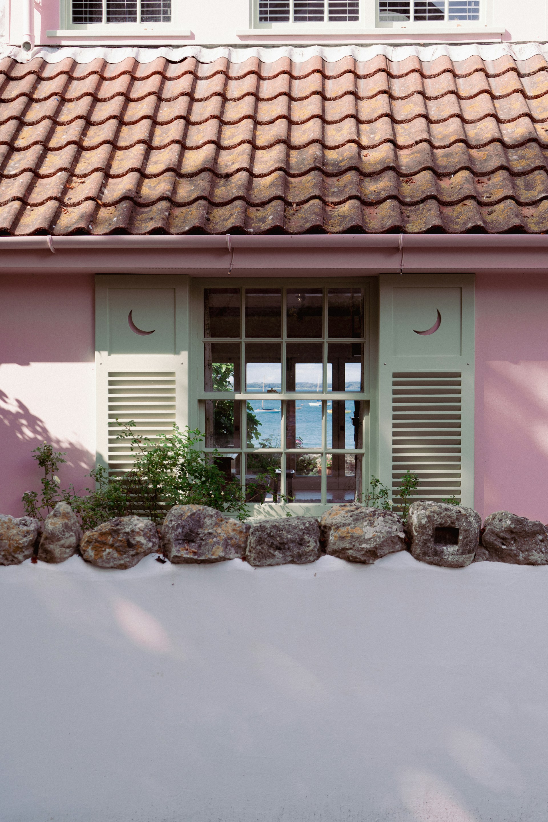 black and white bed linen