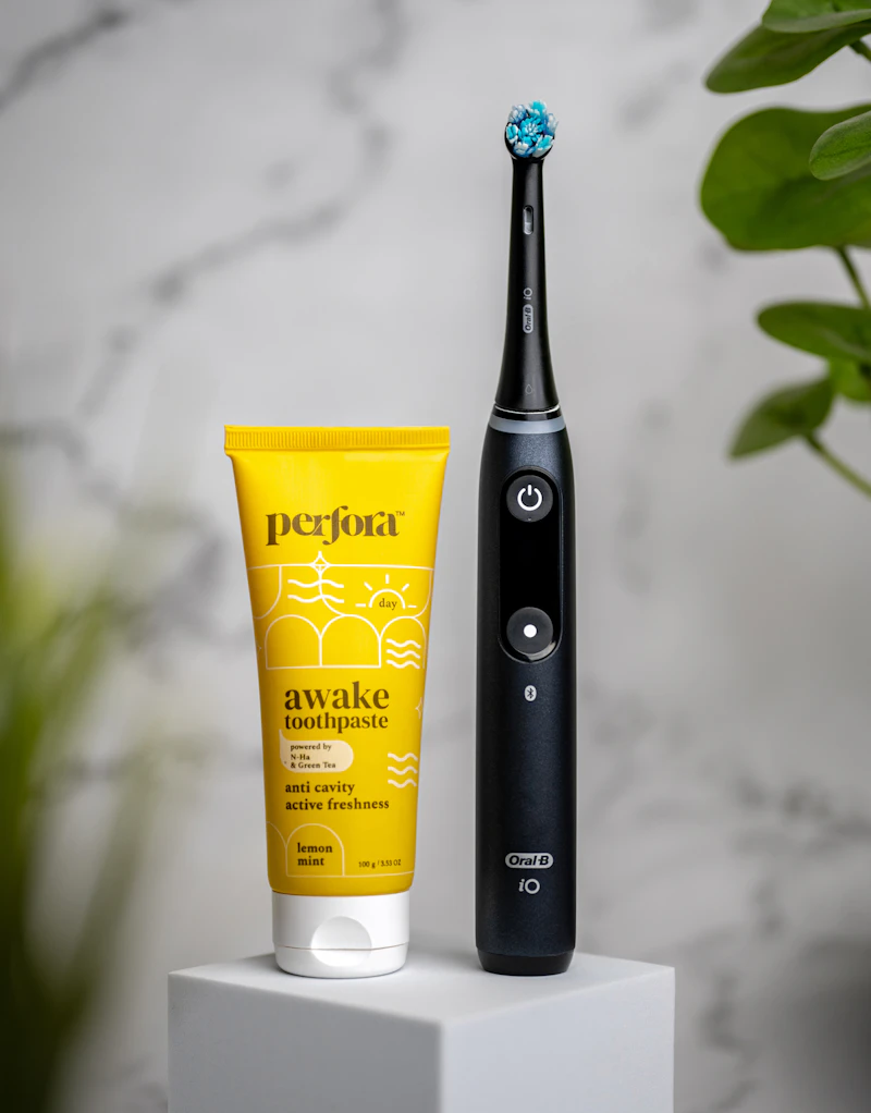 premium electric toothbrush with charging base (variant 3)