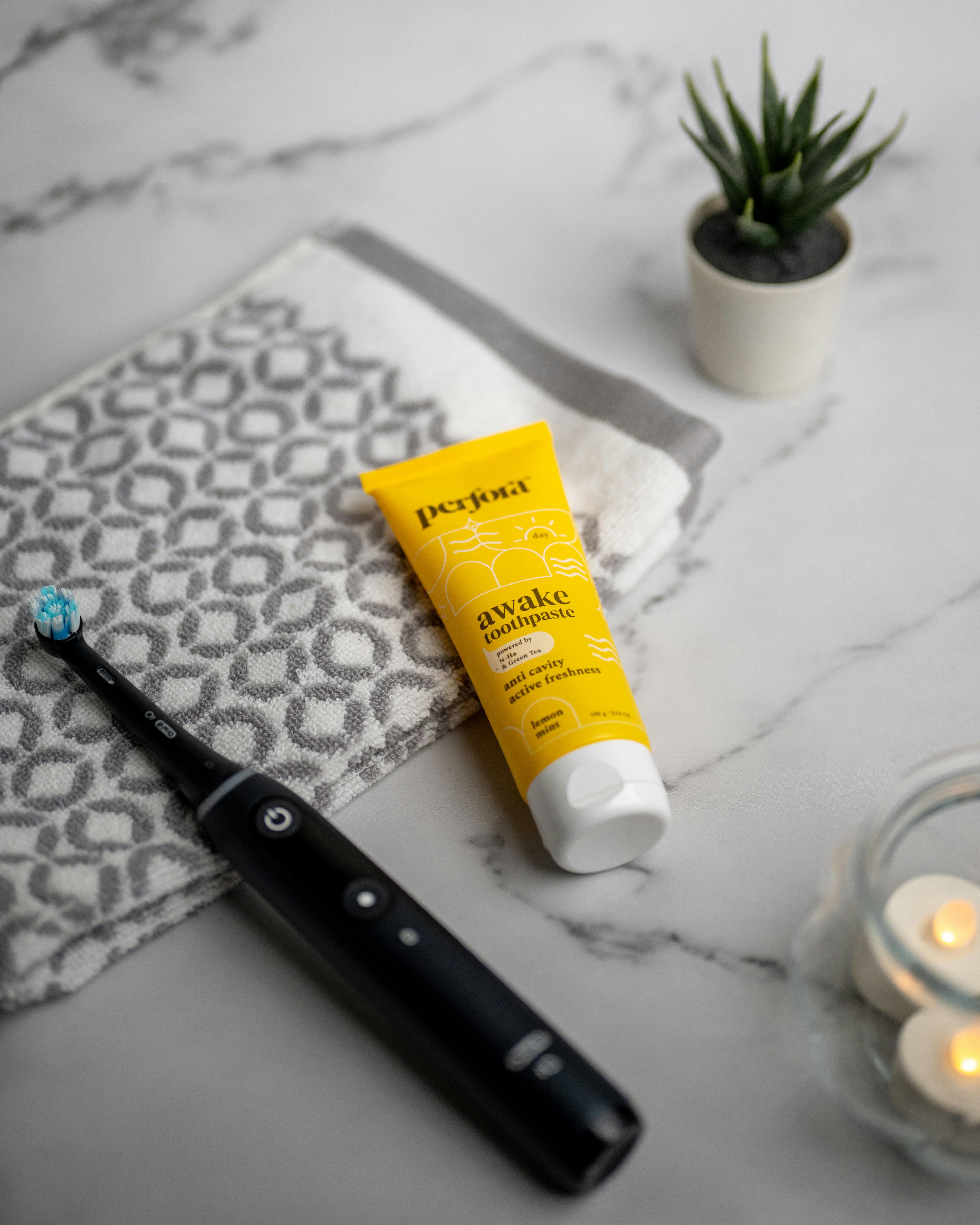 gray computer monitor