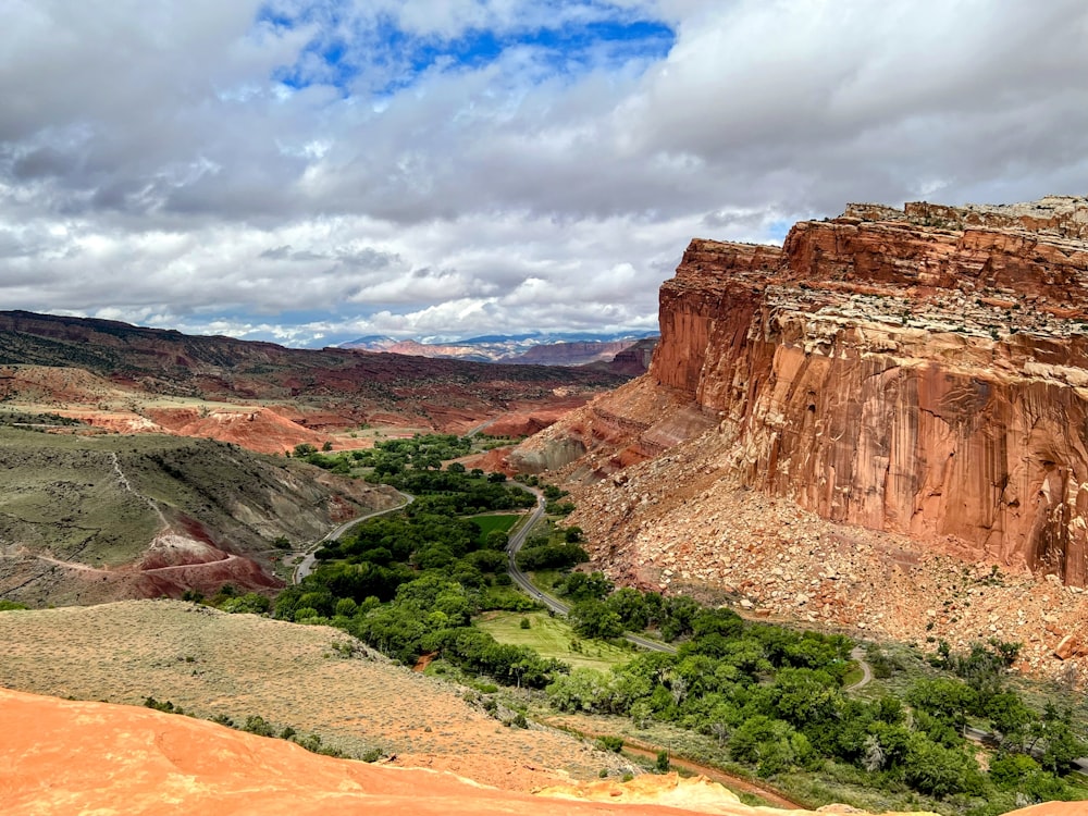 une vue panoramique d’un canyon traversé par une rivière