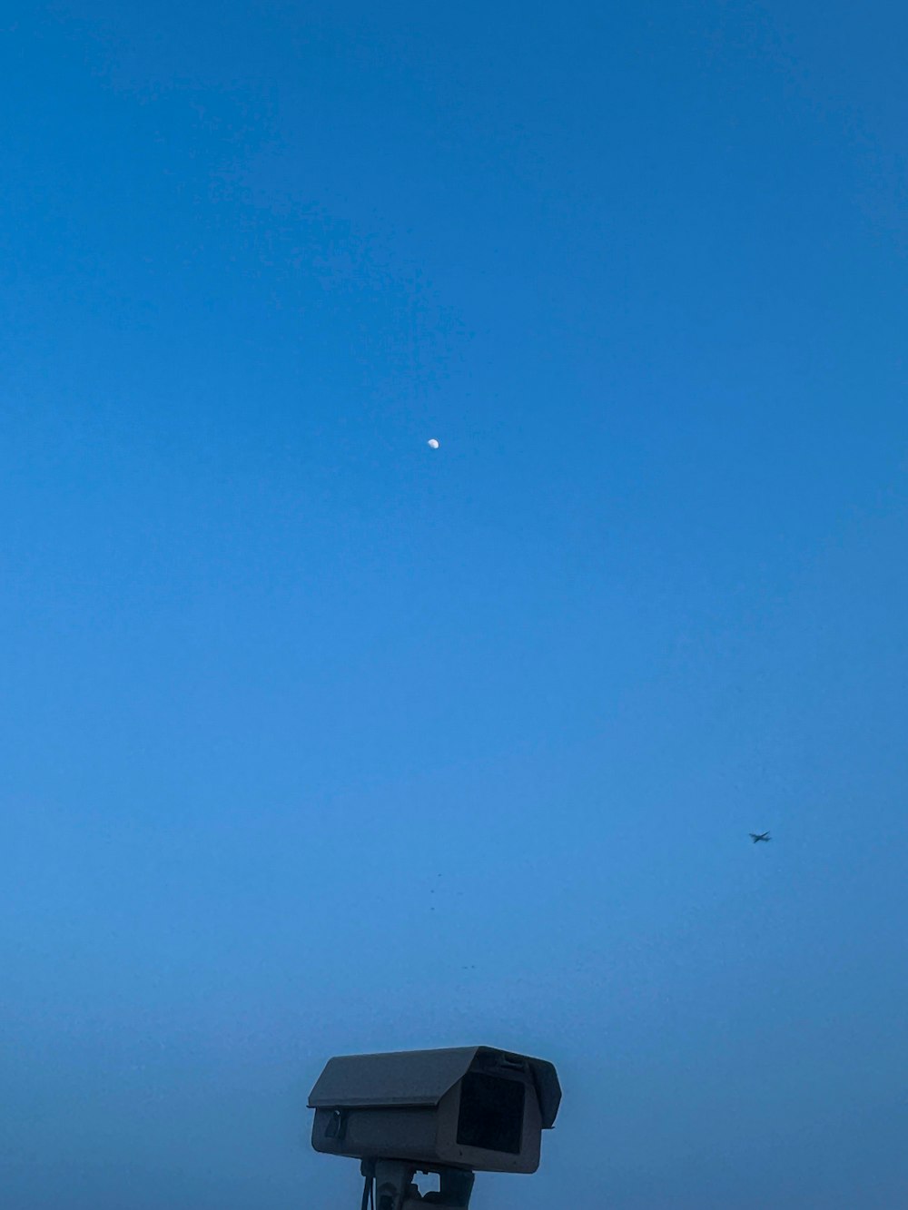 a camera sitting on top of a beach next to the ocean