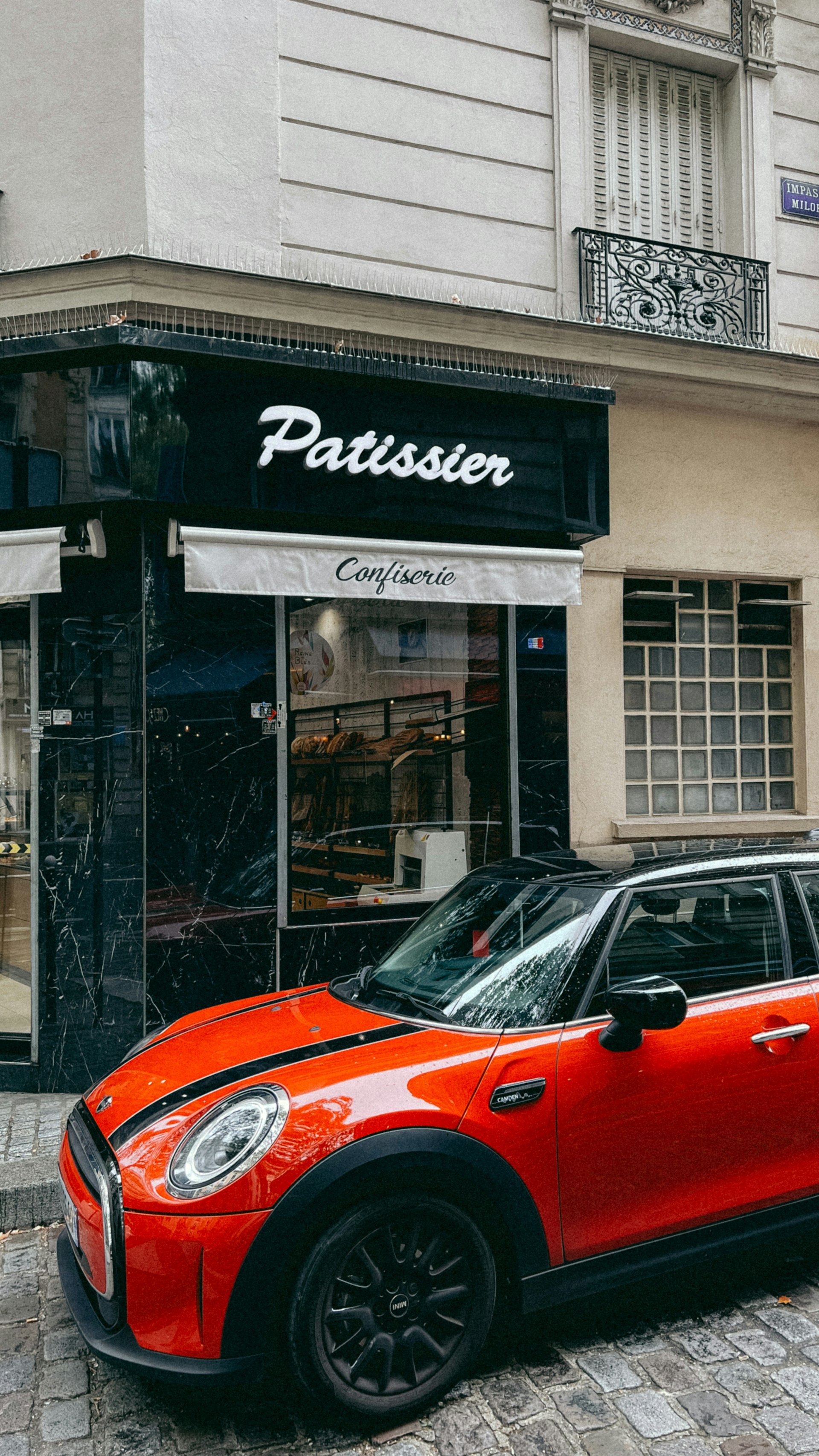 gray computer monitor