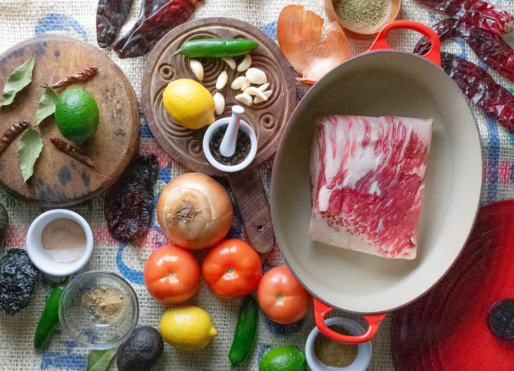 Carne de res, chiles secos, jitomate y especias listos para preparar la birria tapatía