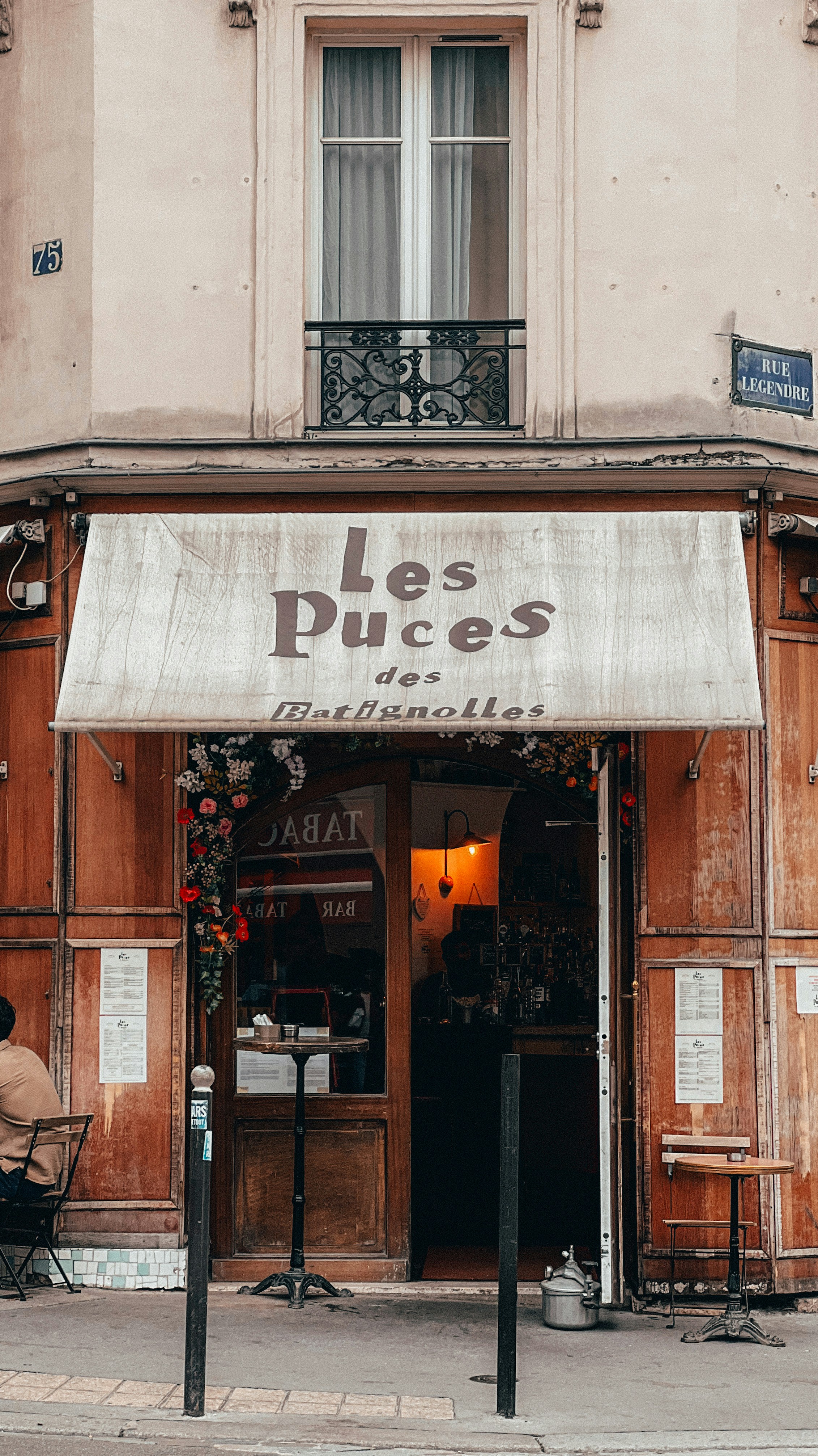 une personne assise à une table à l’extérieur d’un restaurant