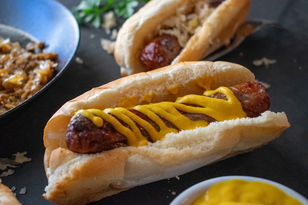 Un hot-dog à la moutarde sur un petit pain