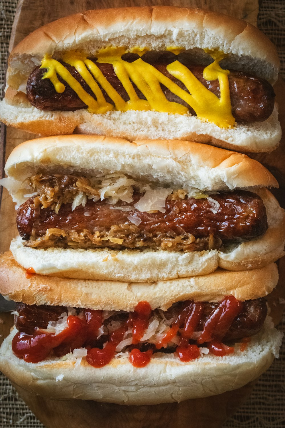 un couple de hot-dogs assis sur des petits pains
