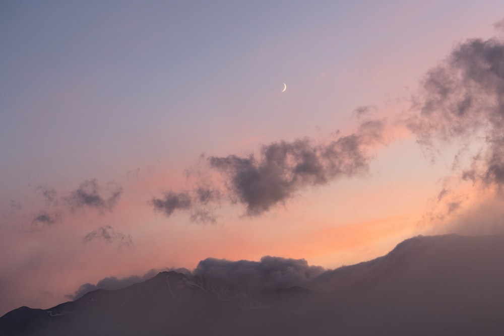 Il sole sta tramontando su una catena montuosa