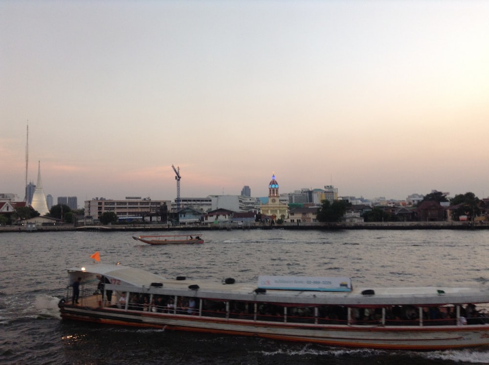ボートが都市を背景に川を下っています