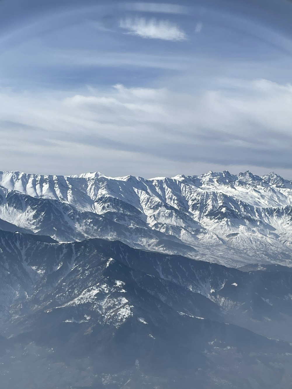 Una vista di una catena montuosa da un aereo