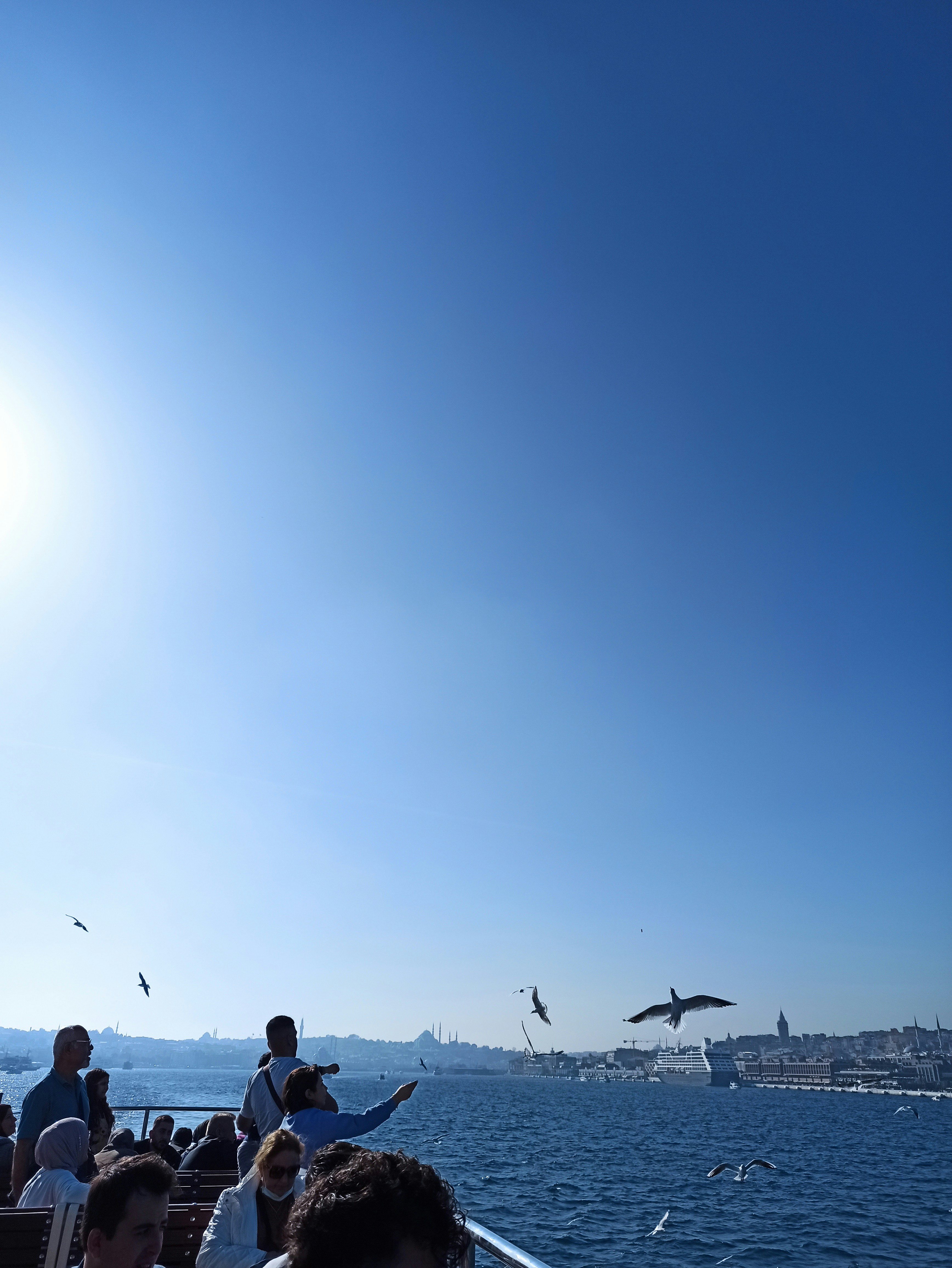 Un gruppo di persone sedute su una barca in acqua