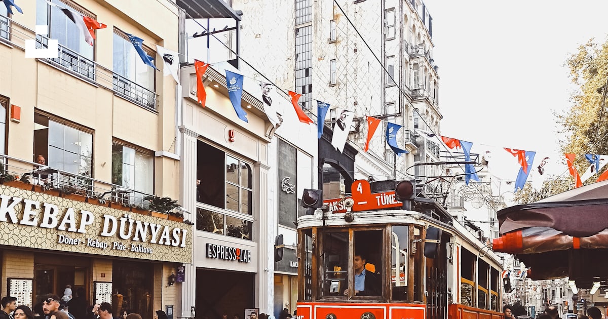Un chariot rouge descendant une rue à côté de grands immeubles photo