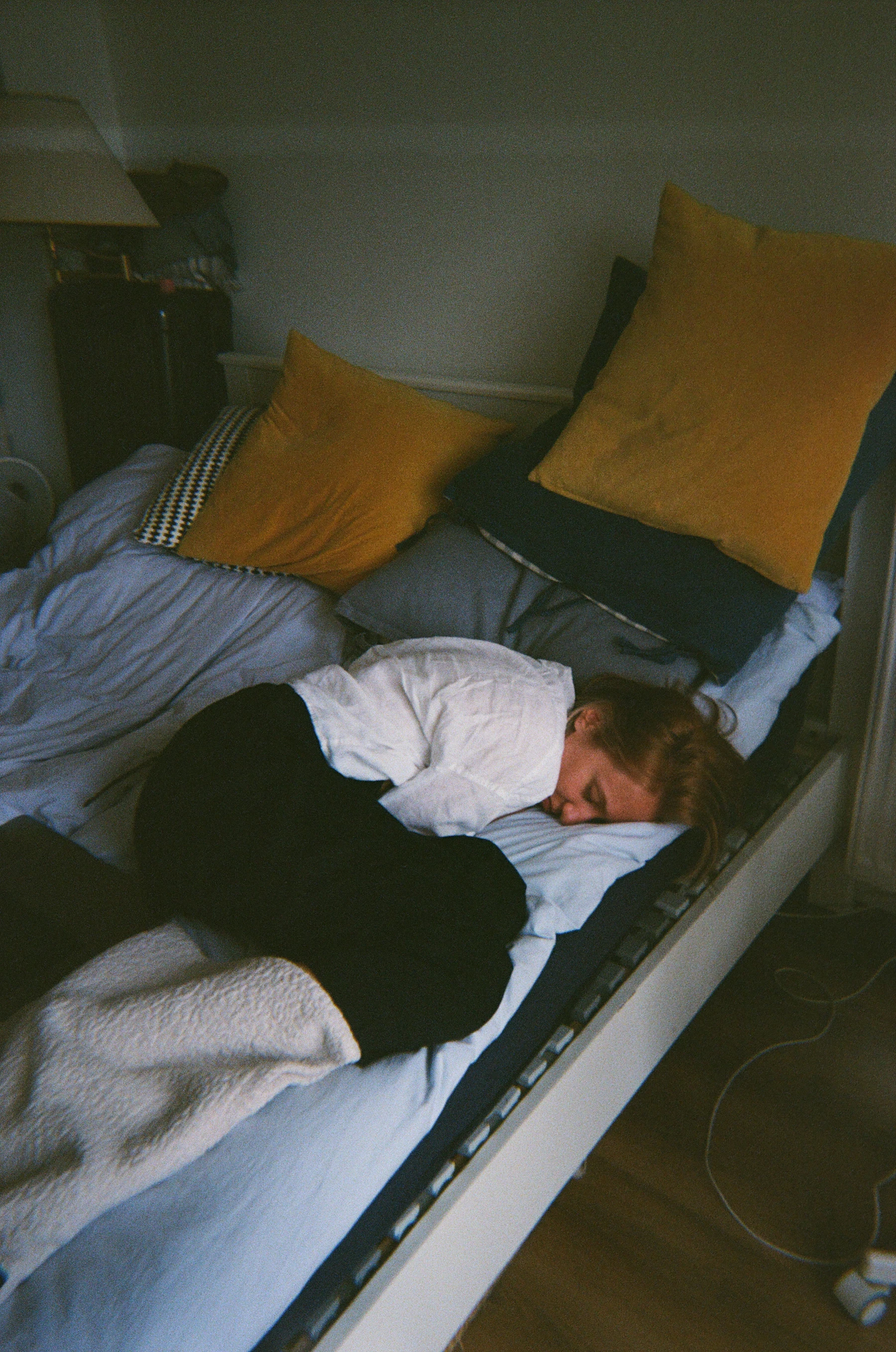 Personne au repos sous une couverture dans une lumière douce