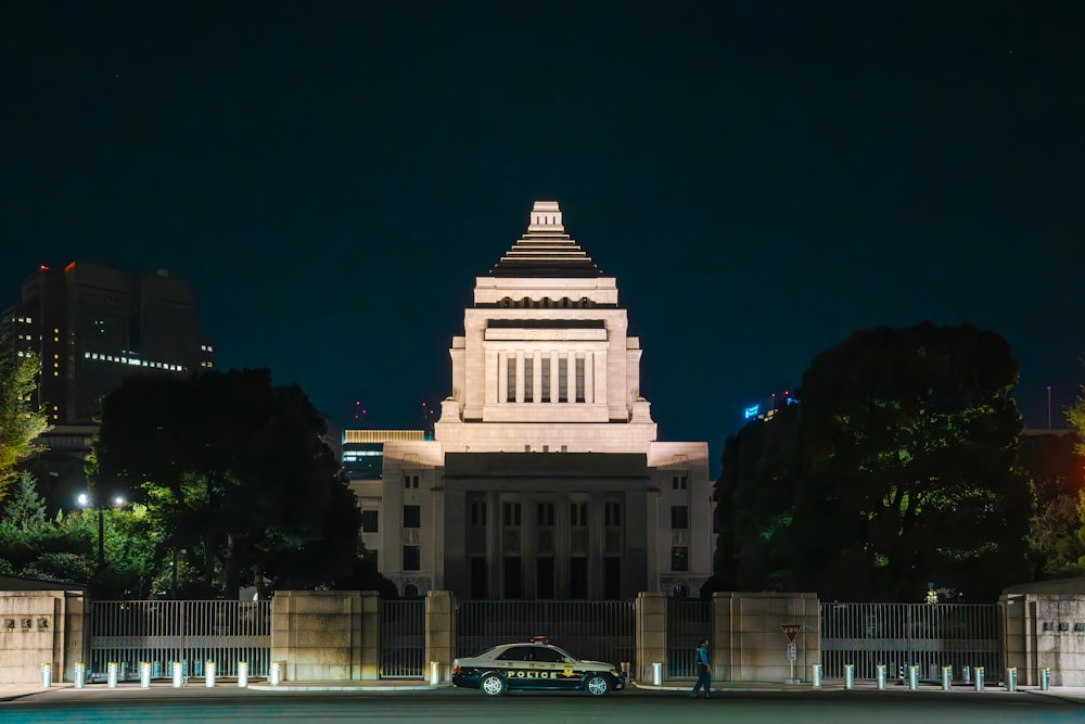 夜の建物の前に車を停めた