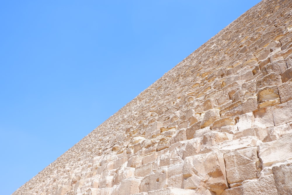 a very tall stone structure with a sky in the background