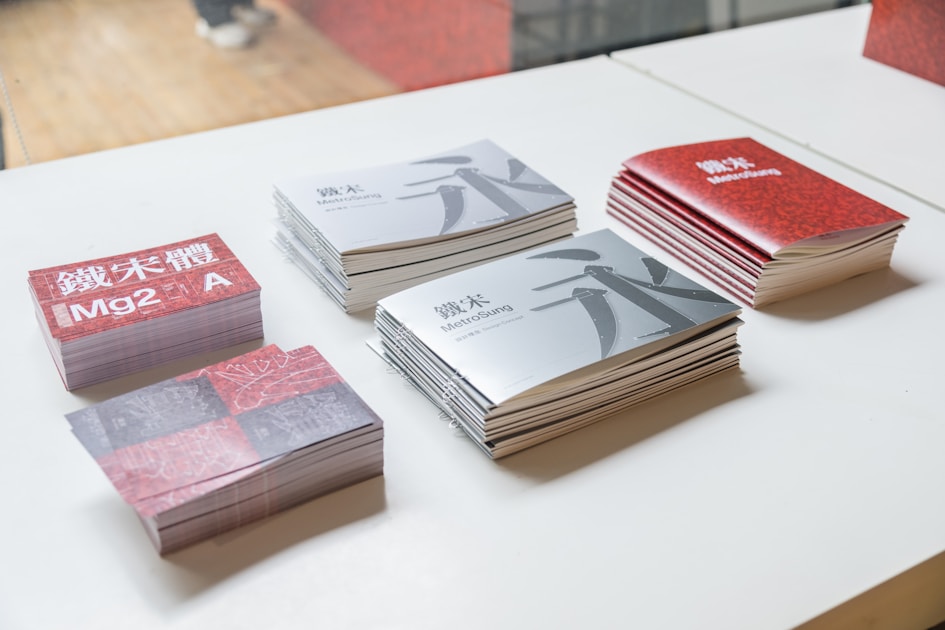 Buku referensi tipografi dan desain tertata di atas meja studio kreatif