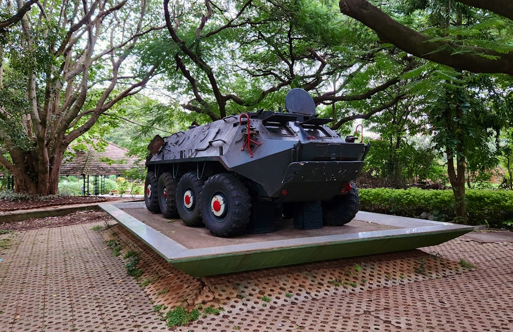 Ein großes gepanzertes Fahrzeug, das in einem Park ausgestellt ist