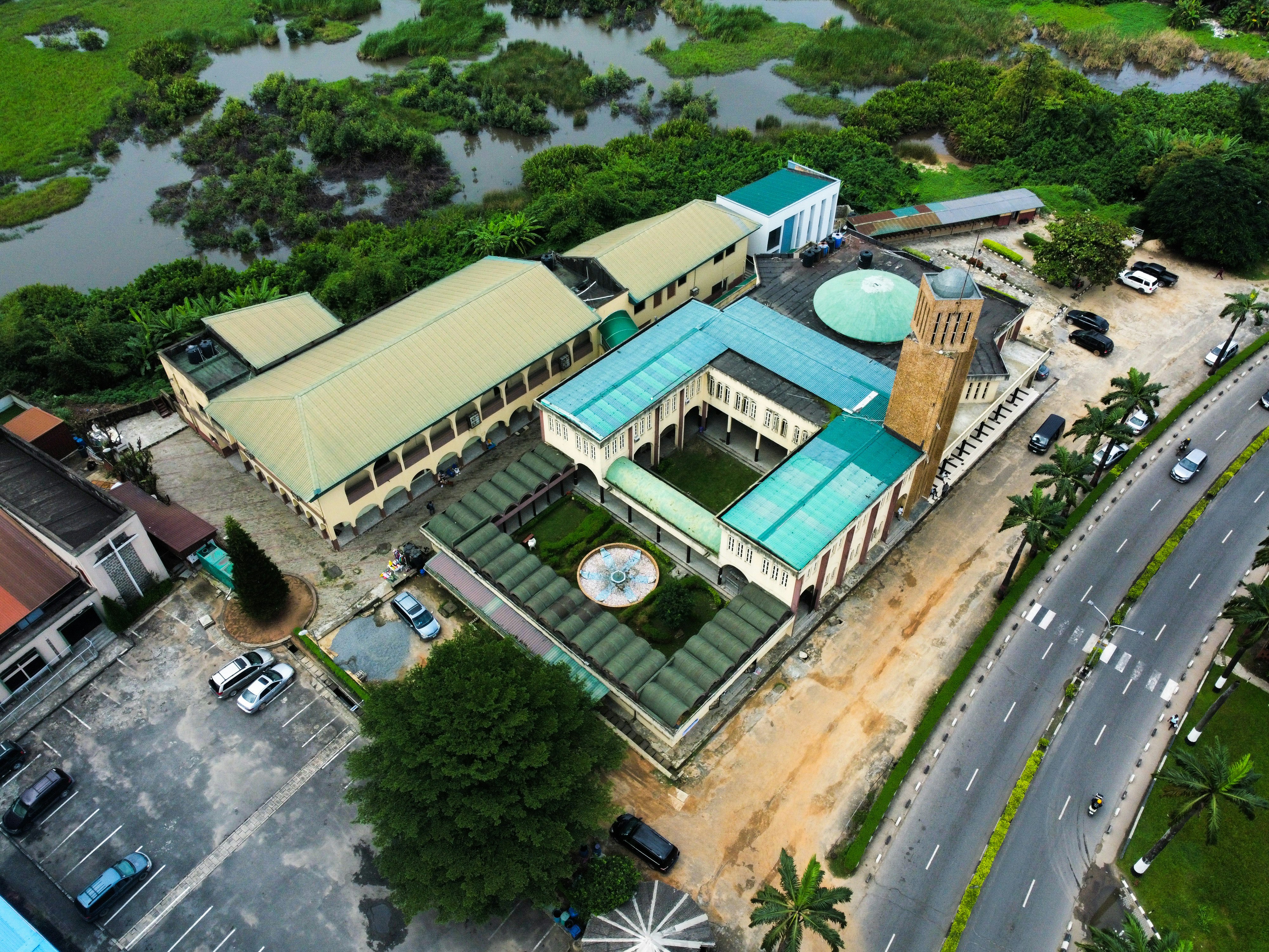 Minaret historique de Tlemcen avec architecture islamique andalouse et jardins verdoyants