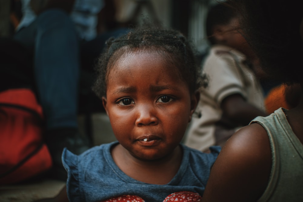 Una bambina con uno sguardo triste sul suo viso