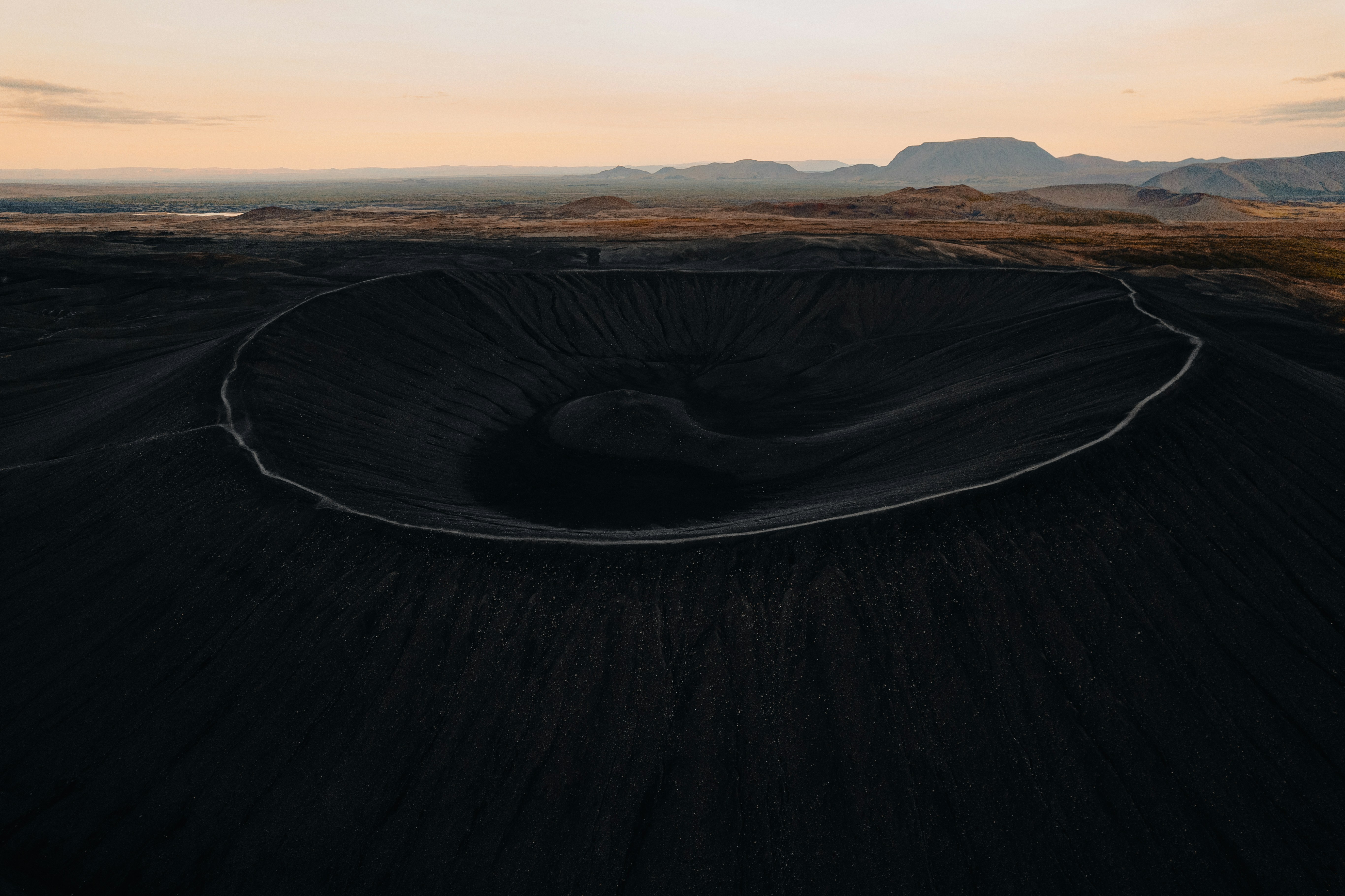 Foto zum Thema Ein großer Krater mitten in der Wüste Kostenloses Bild