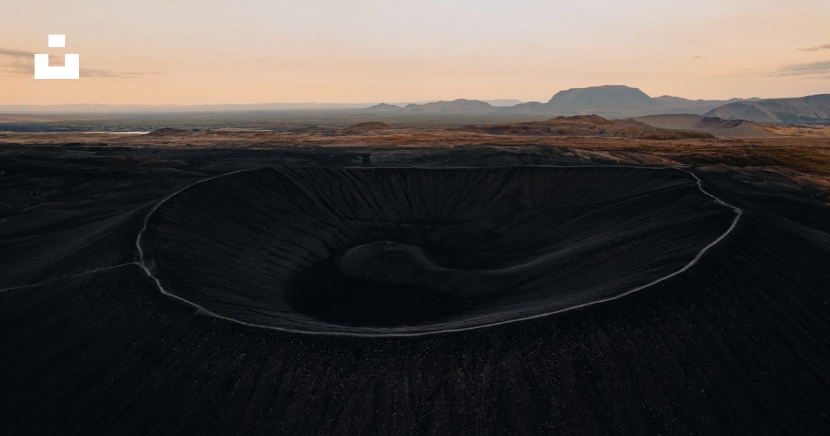 Foto zum Thema Ein großer Krater mitten in der Wüste Kostenloses Bild