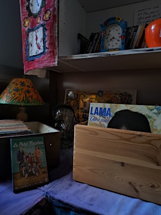 Pepe Horloge and friends sitting in a cozy reading corner with soft lighting