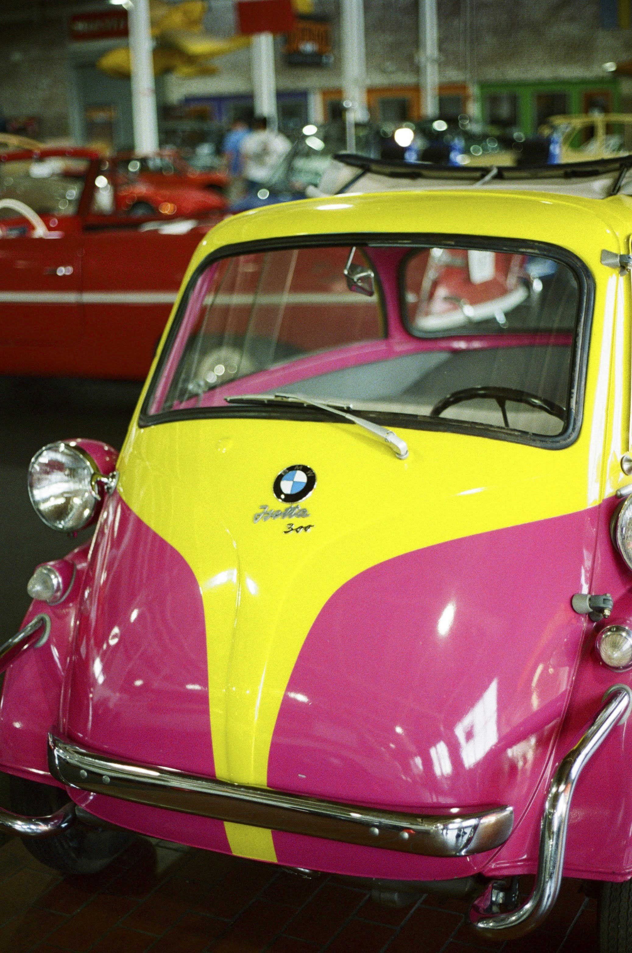 Un coche rosa y amarillo aparcado en un garaje foto – Imagen de Coche  gratuita en Unsplash, image size:3000x4525