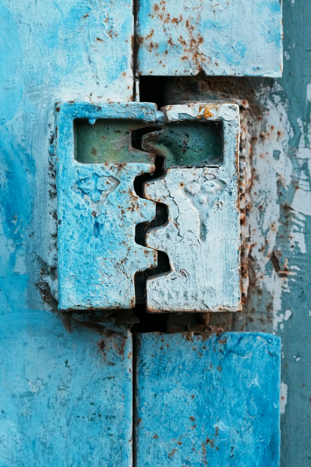 una puerta azul con una cerradura oxidada