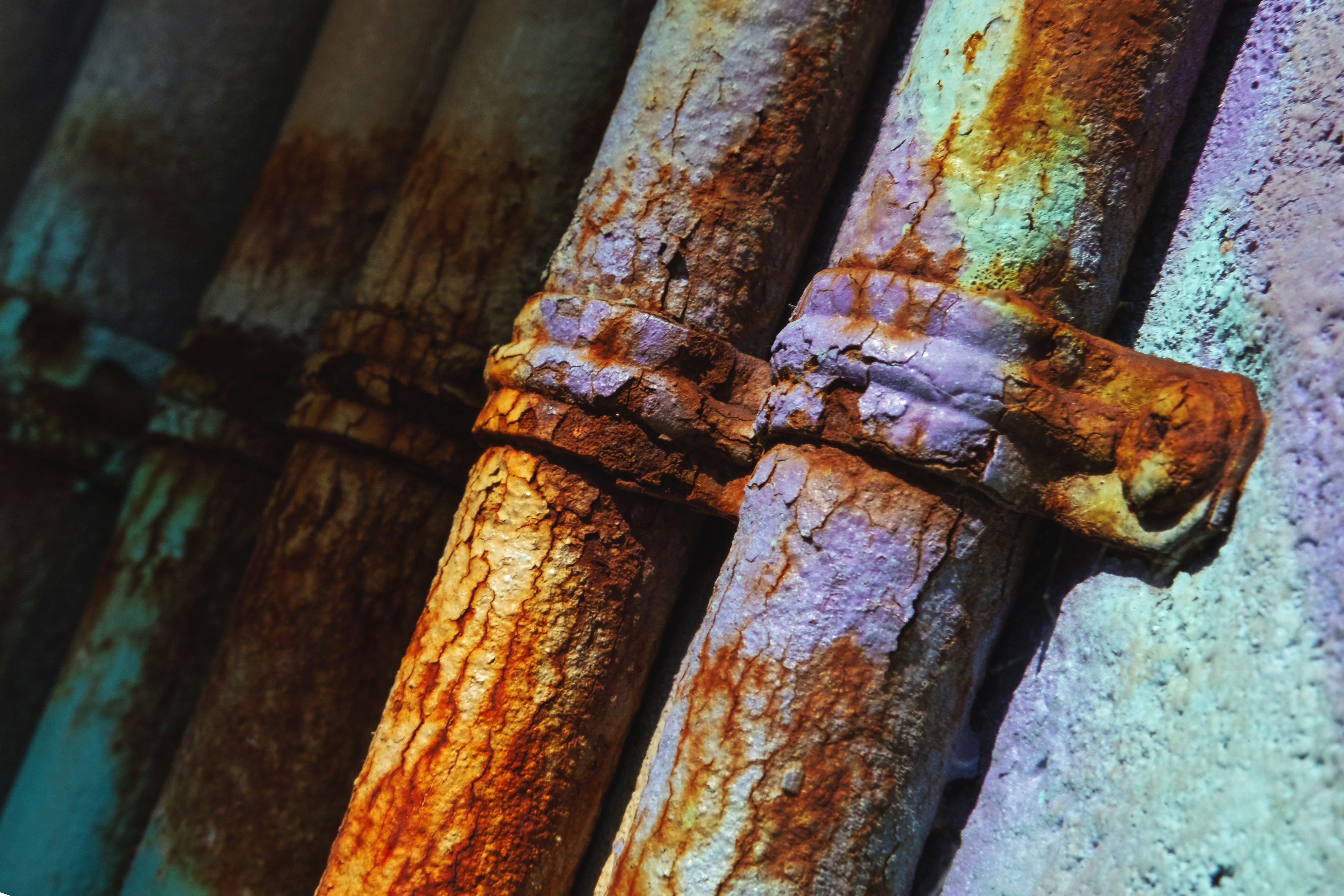 una cerca de metal oxidada con un nudo en ella