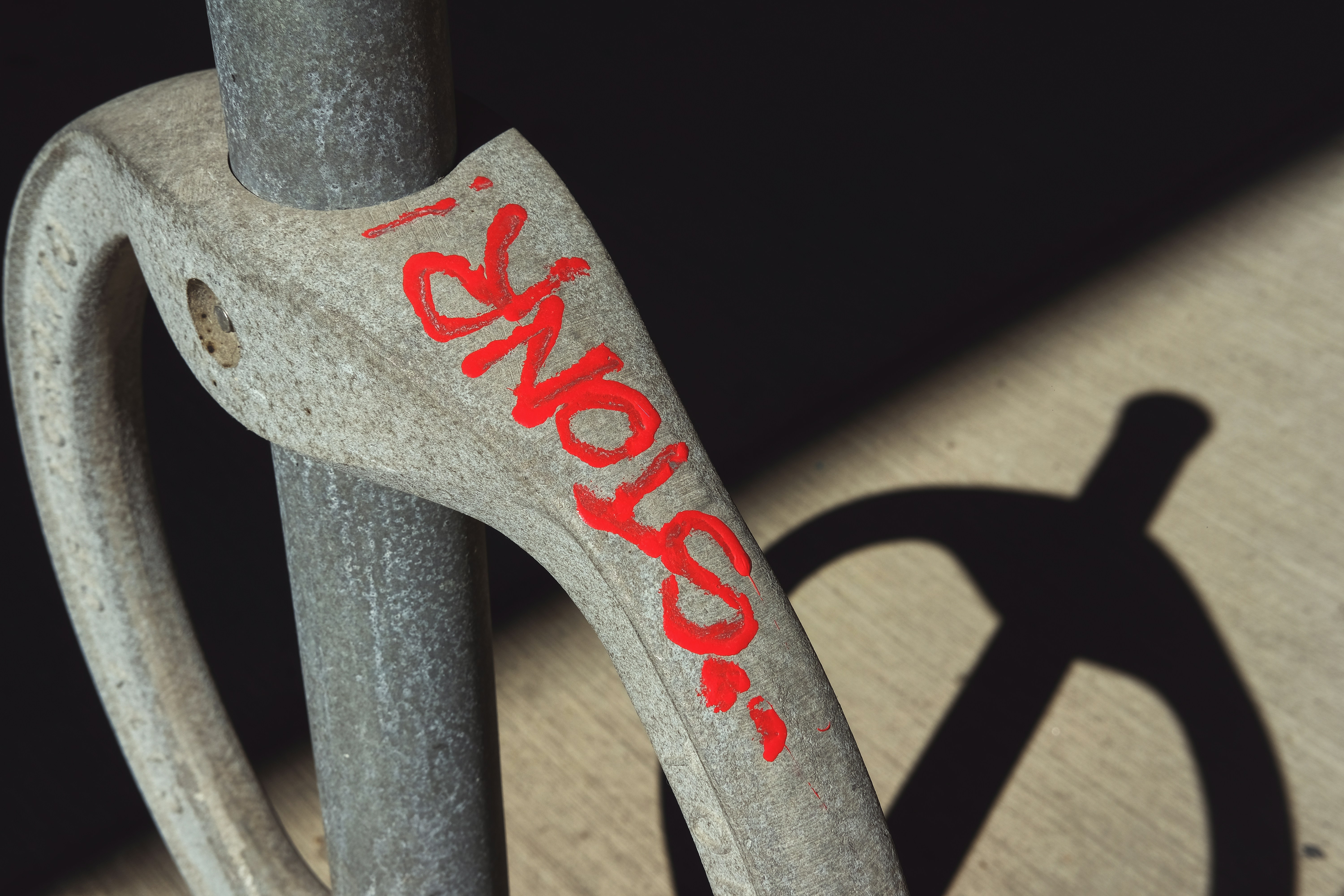 Un primer plano de un poste de metal con graffiti en él