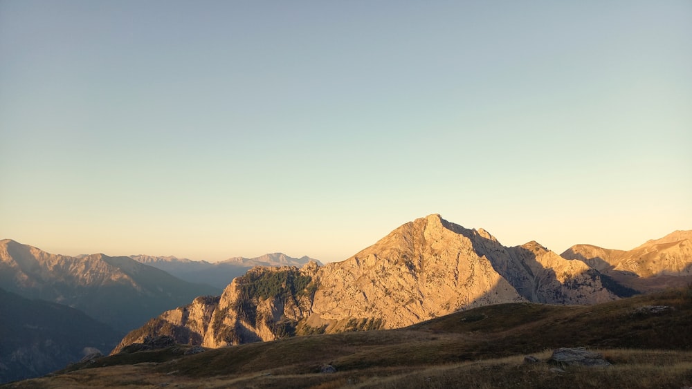 Una vista de una cordillera al atardecer