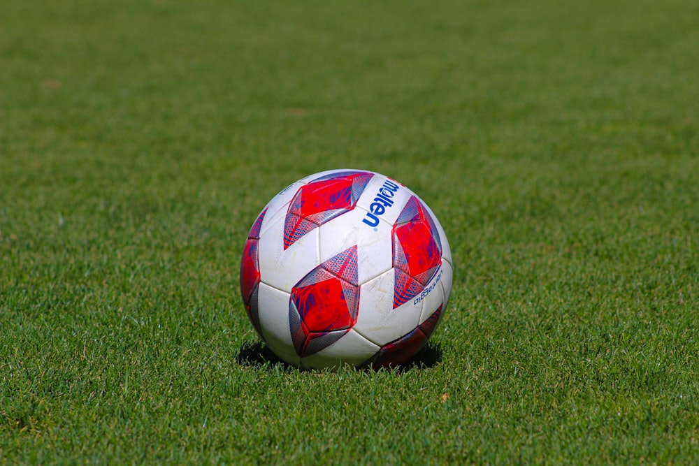 un ballon de soccer assis au sommet d’un champ verdoyant